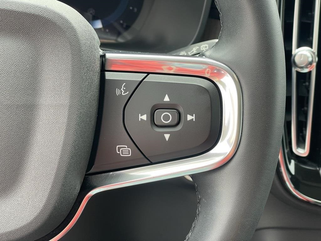 2023 Volvo XC40 Plus photo 11