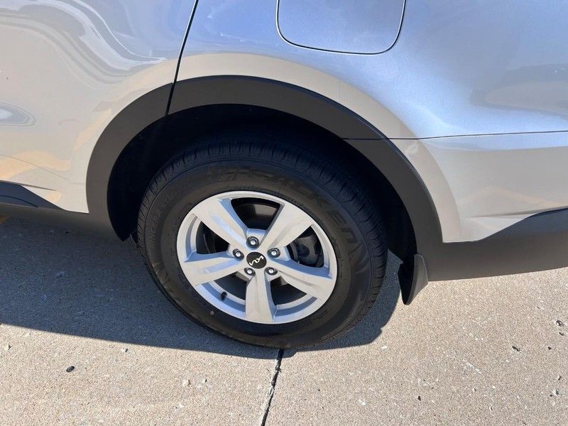 2022 Kia Sorento LX photo 3