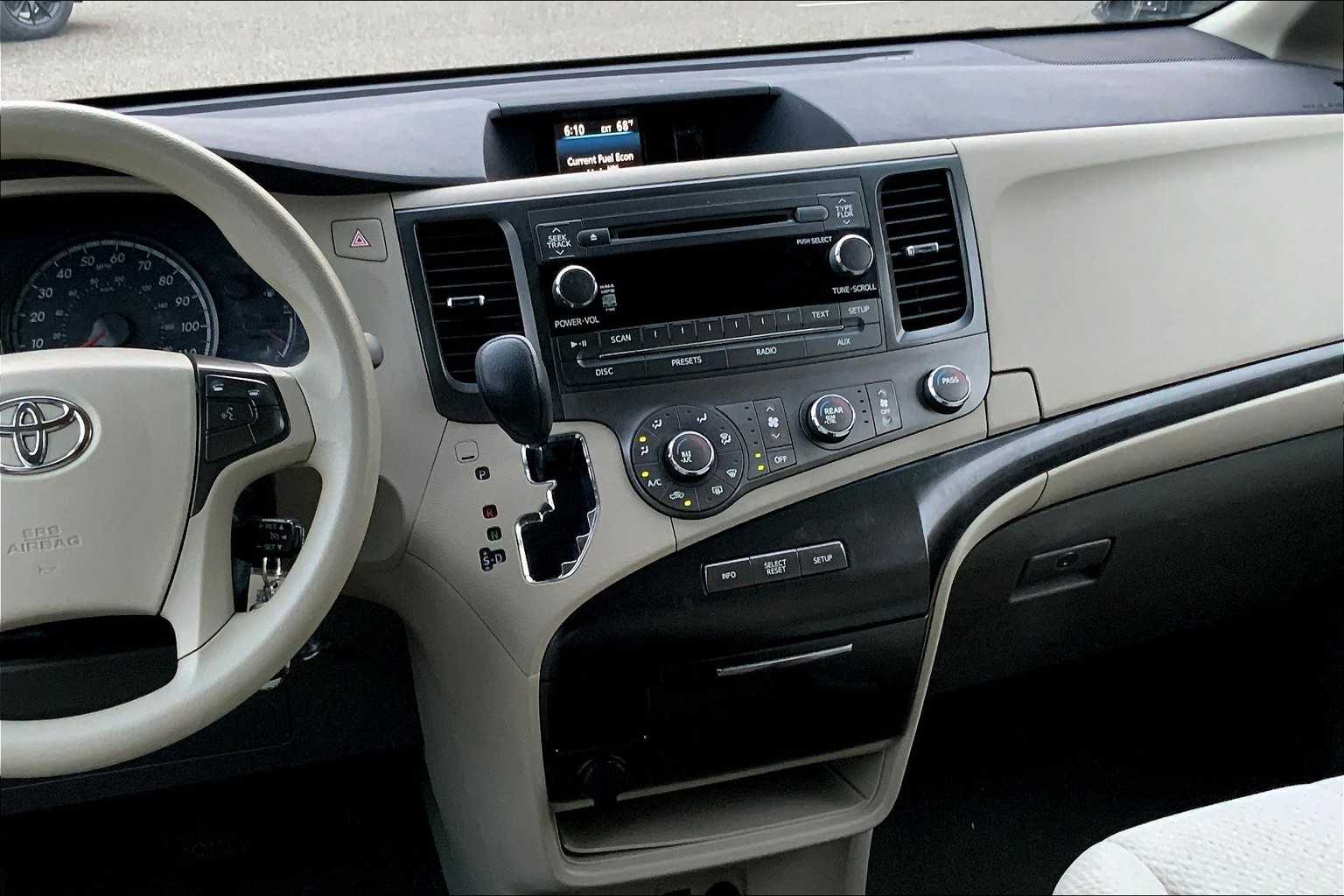 2011 Toyota Sienna LE photo 6