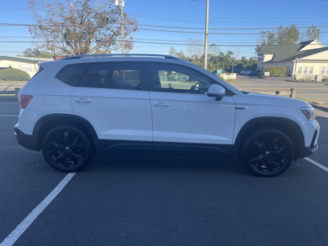 2023 Volkswagen Taos SE photo 3