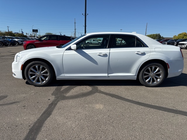 2018 Chrysler 300 Touring L photo 3