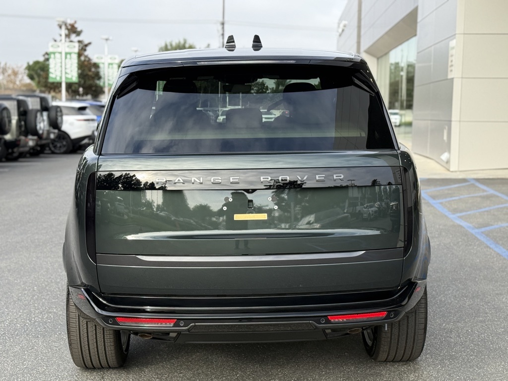 2025 Land Rover Range Rover SE photo 3