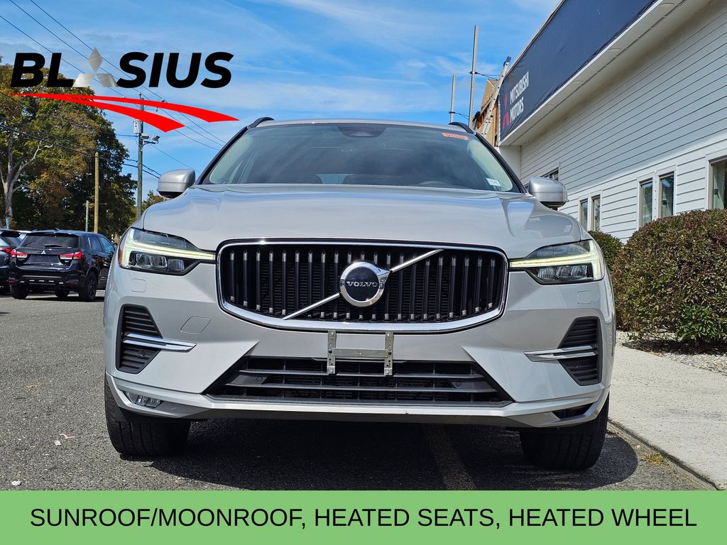 2022 Volvo XC60 B5 Momentum photo 2