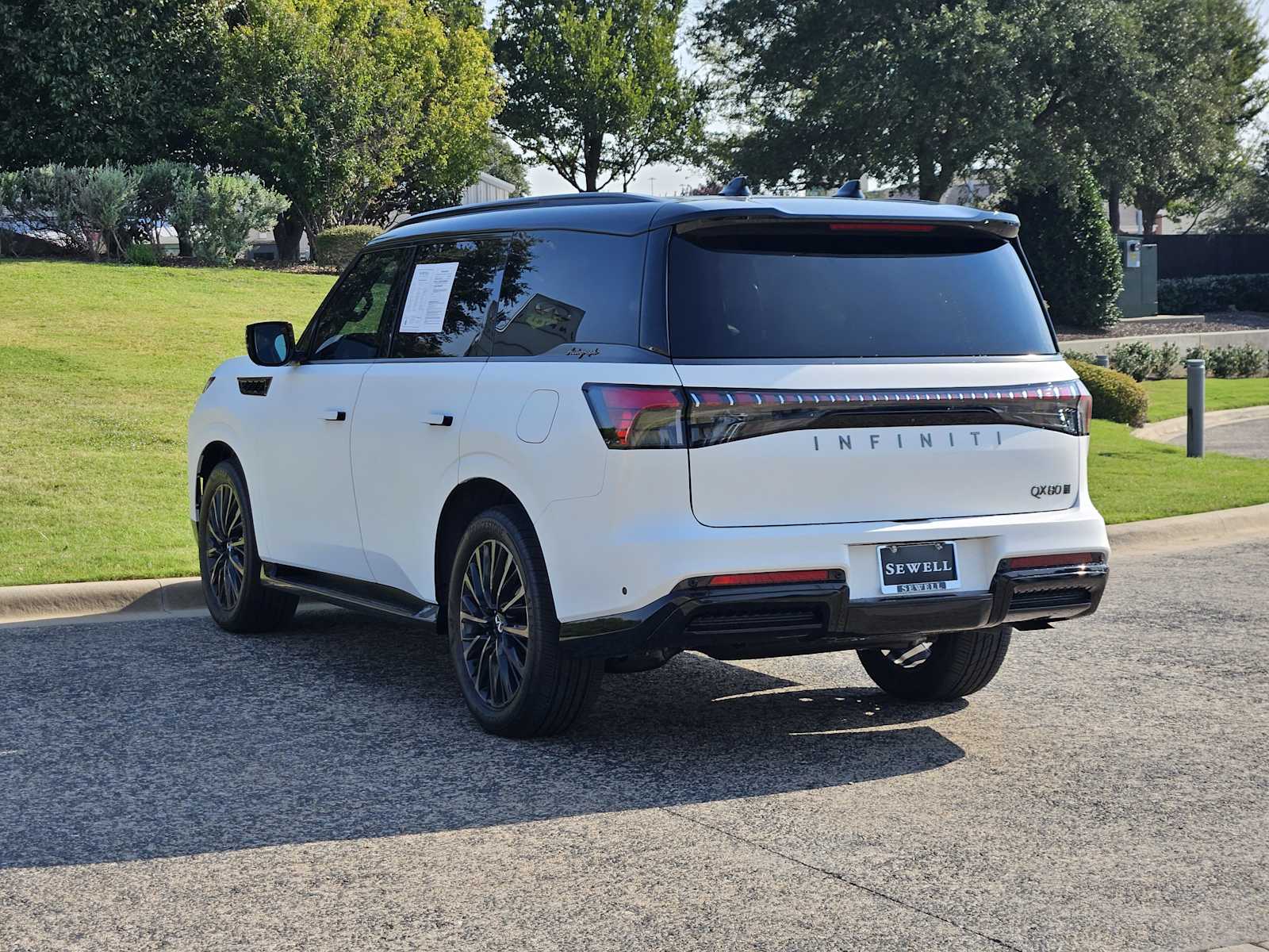 2025 Infiniti QX80 photo 2
