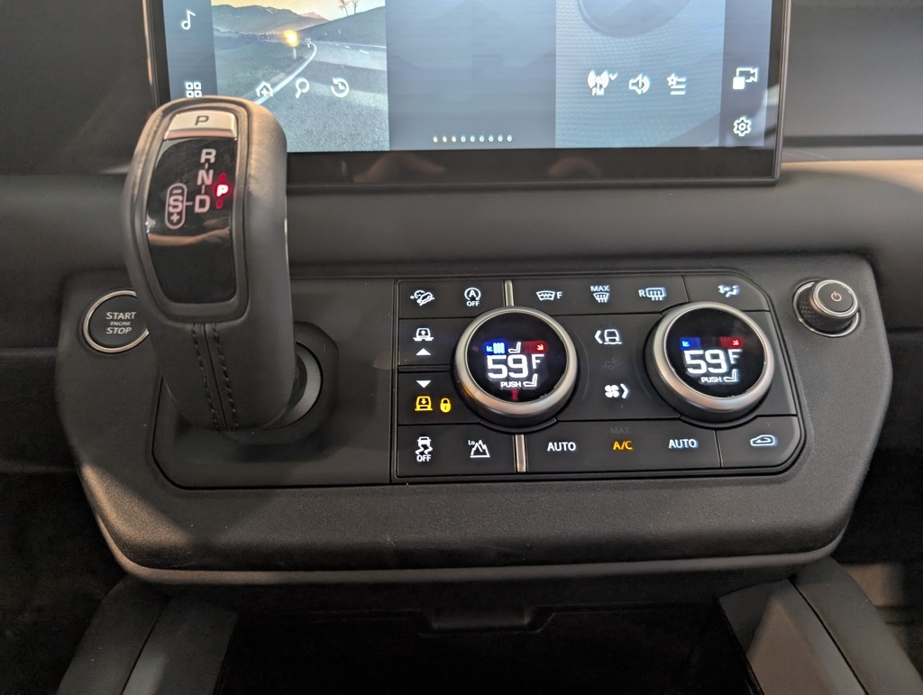 2025 Land Rover Defender 110 X-Dynamic SE photo 21
