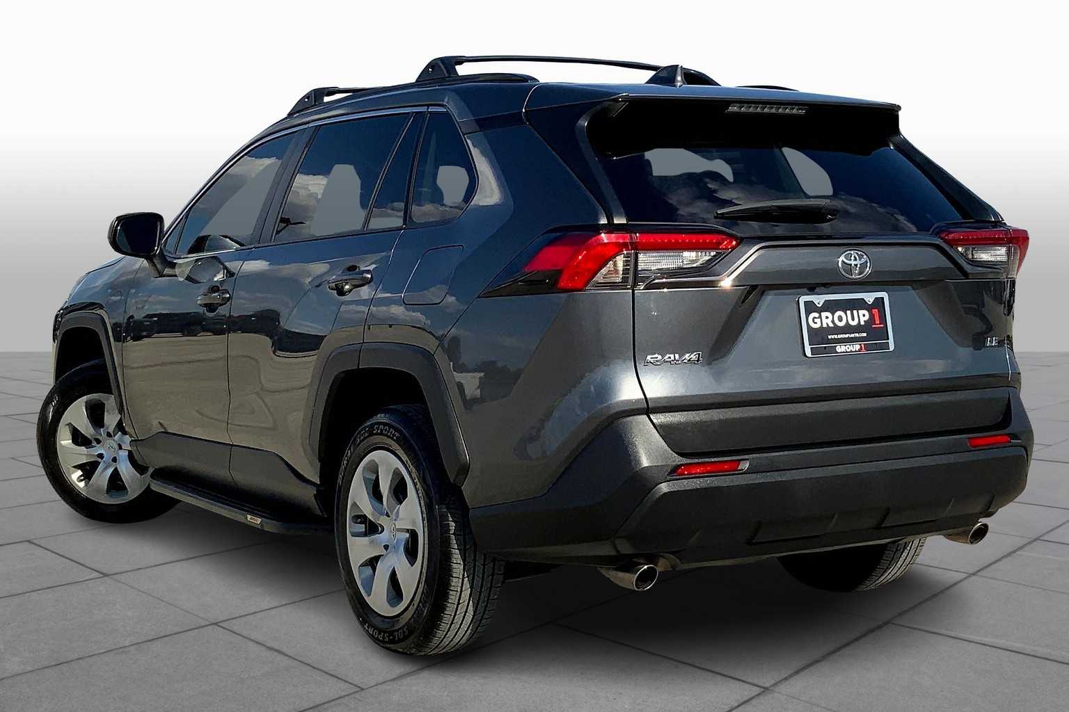 2019 Toyota RAV4 LE photo 11