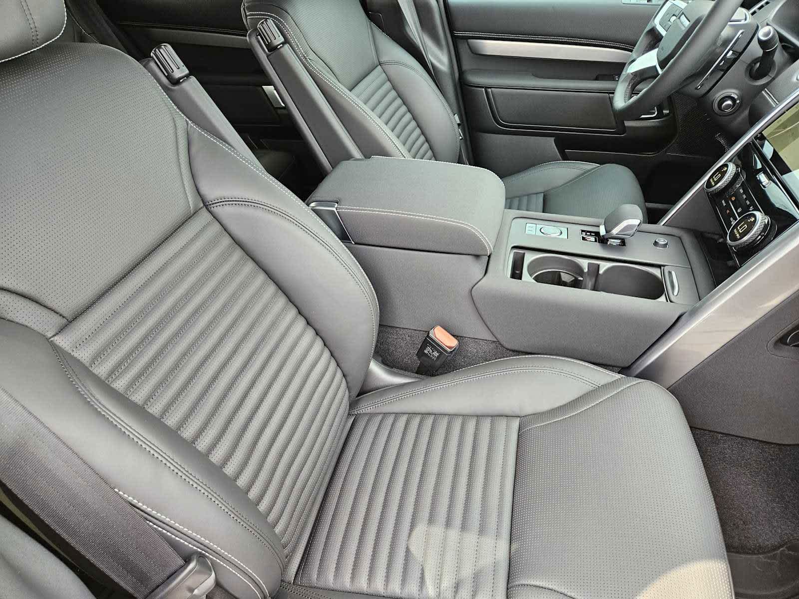 2025 Land Rover Discovery SE photo 12
