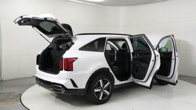 Used 2022 WHITE Kia S image 11