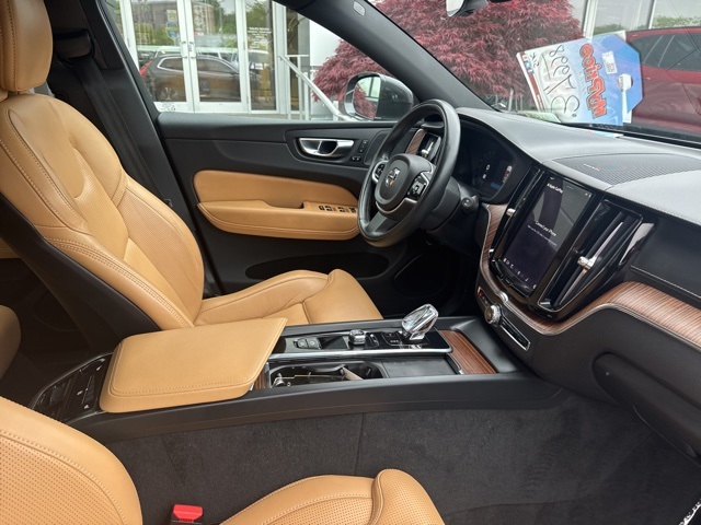 2022 Volvo XC60 B5 Inscription photo 28