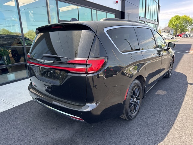 2022 Chrysler Pacifica Touring L photo 3