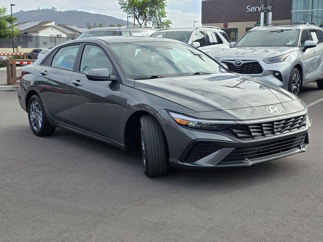2024 Hyundai Elantra SEL photo 3