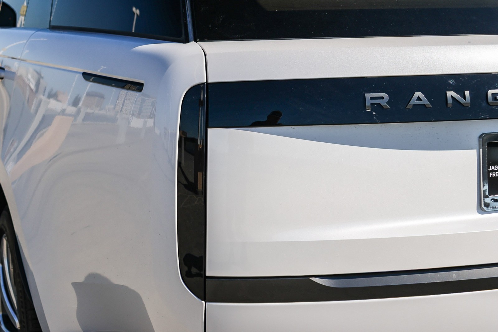 2025 Land Rover Range Rover SE photo 7