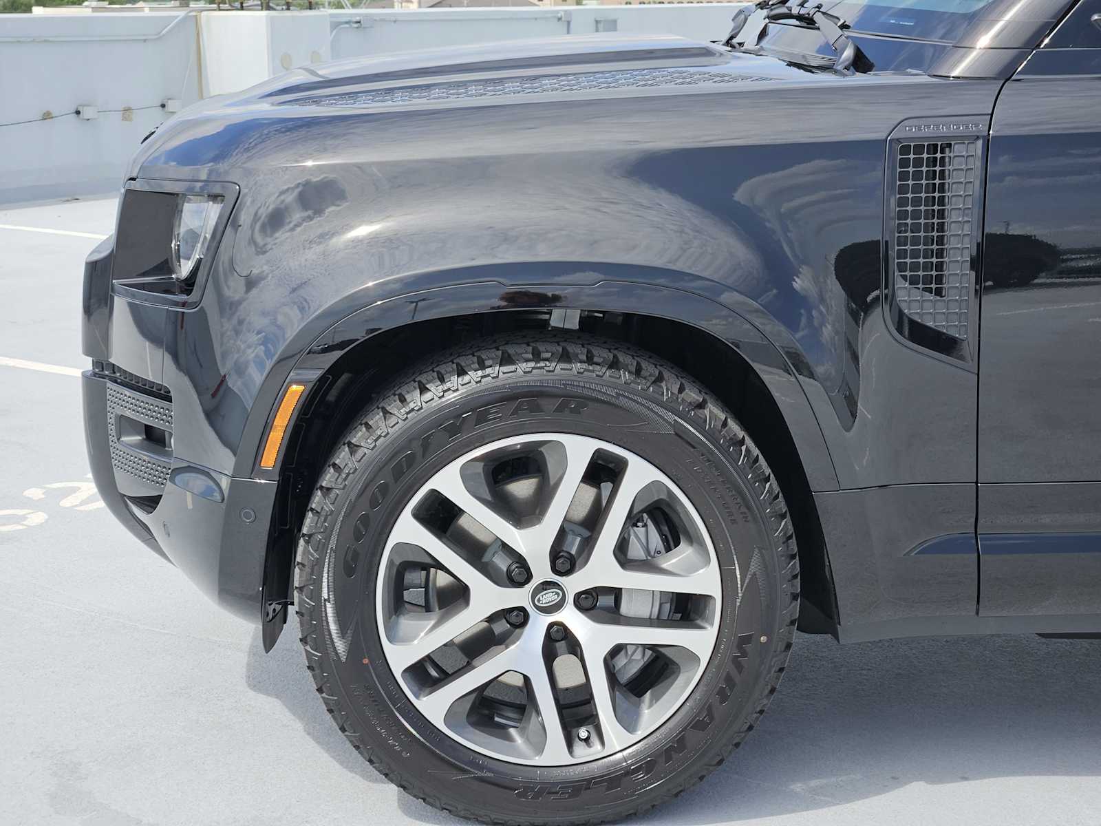 2025 Land Rover Defender 110 X-Dynamic SE photo 9