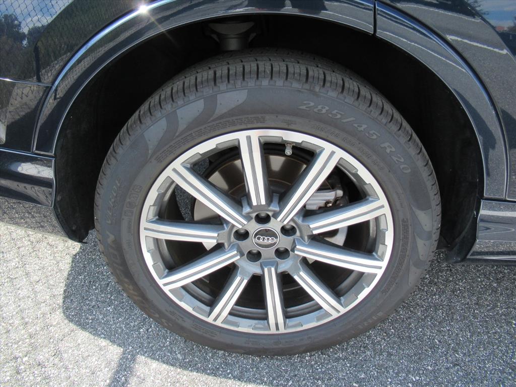 2023 Audi Q7 45 Premium Plus photo 4