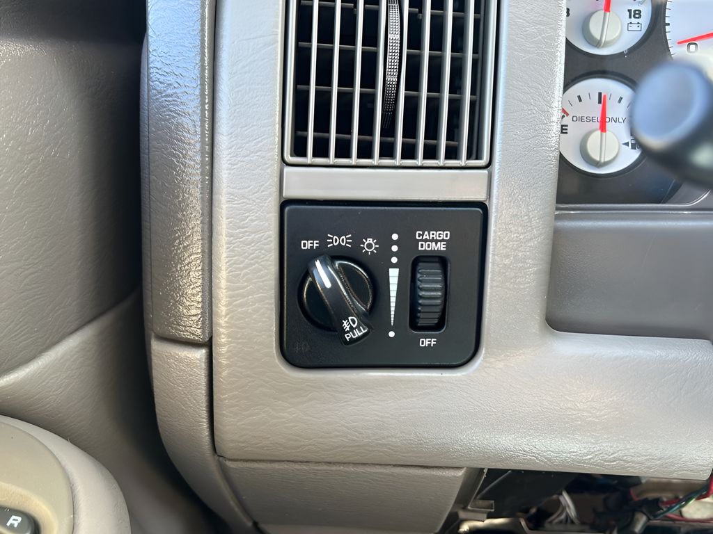 2004 Dodge Ram SLT photo 16