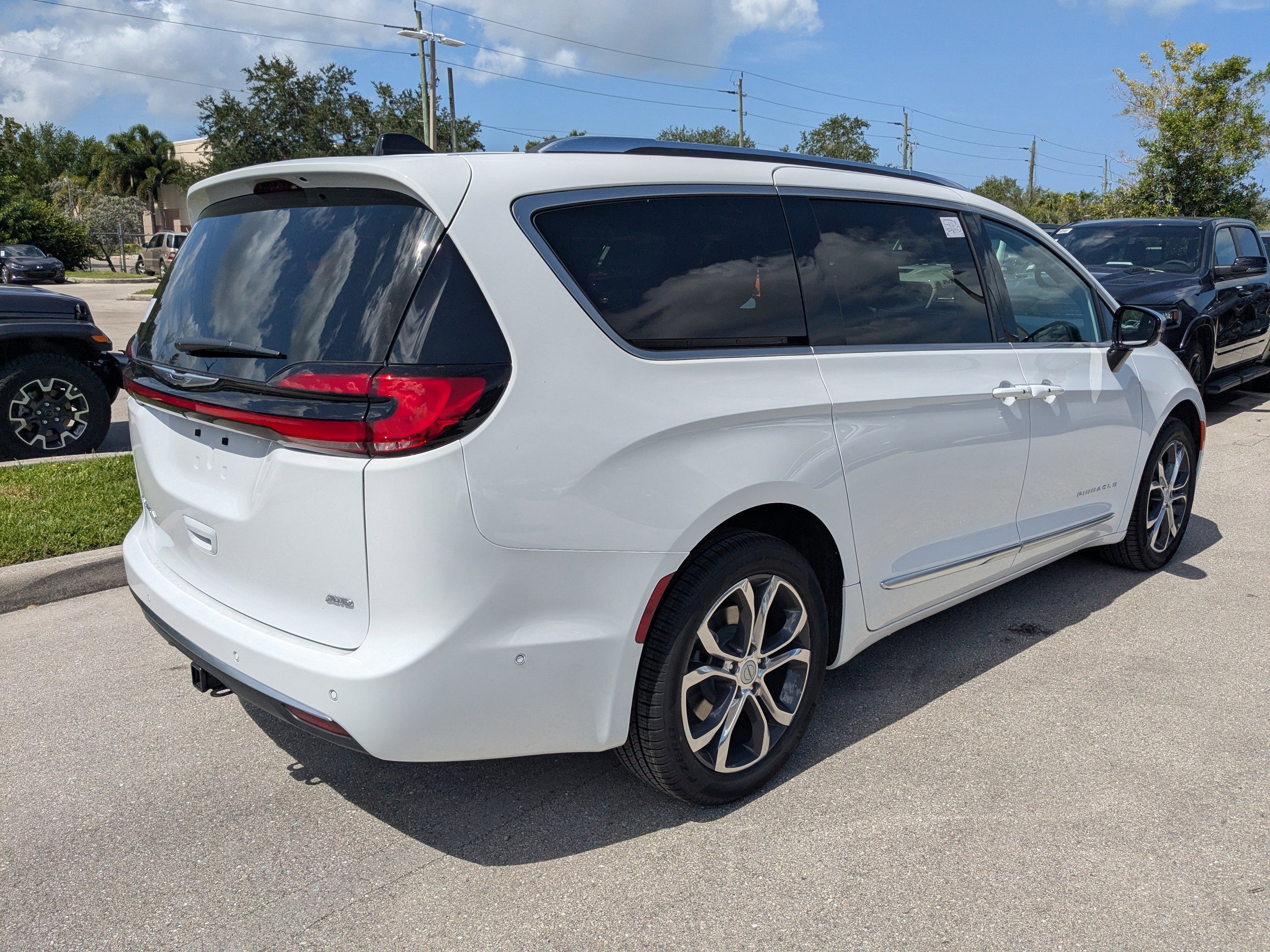 2025 Chrysler Pacifica Pinnacle photo 4