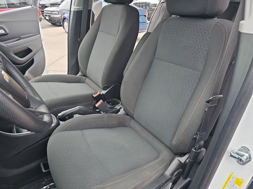 2022 Chevrolet Trax LS photo 14