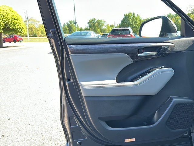 2025 Toyota Highlander Hybrid Platinum photo 12