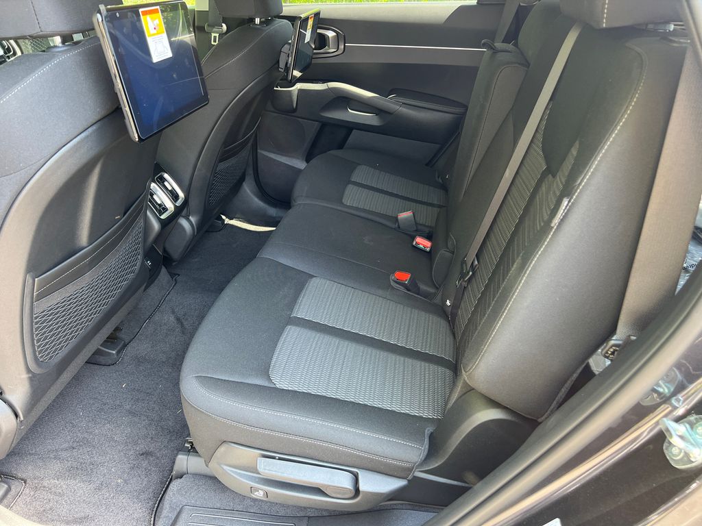 2025 Kia Sorento LX photo 12