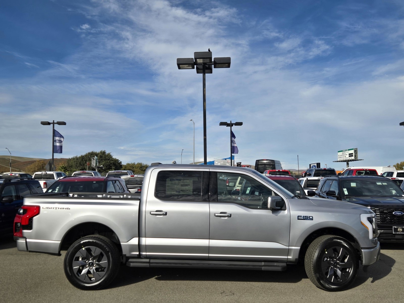 2025 Ford F-150 Lightning Lariat photo 3