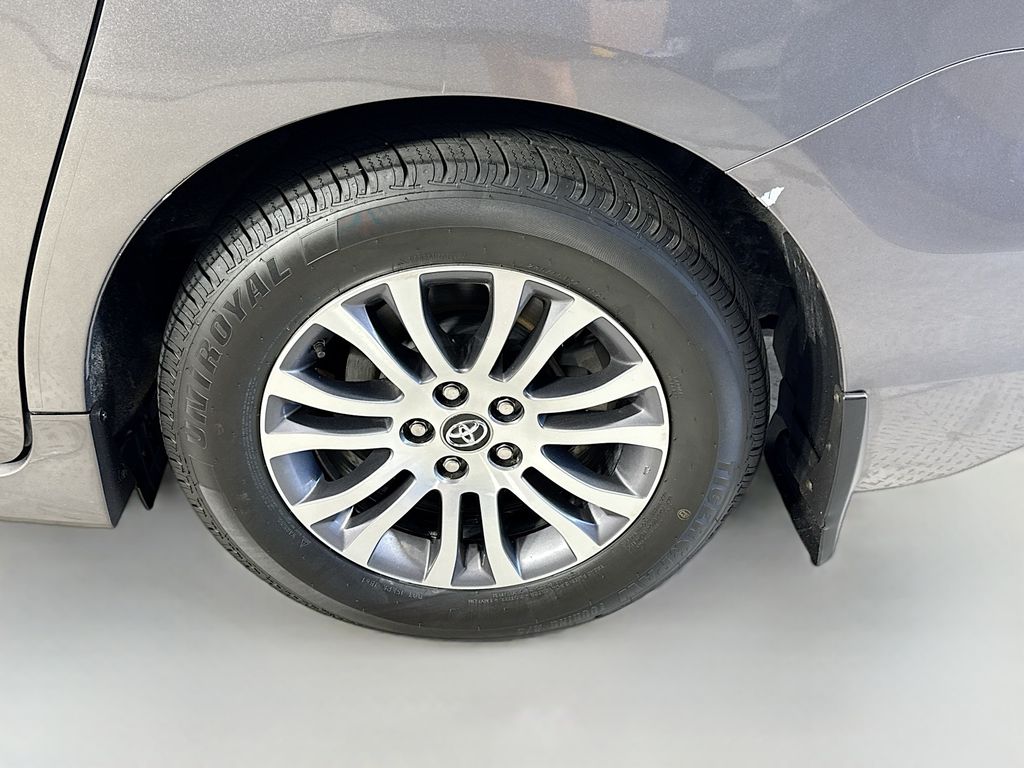 2018 Toyota Sienna XLE Premium photo 32