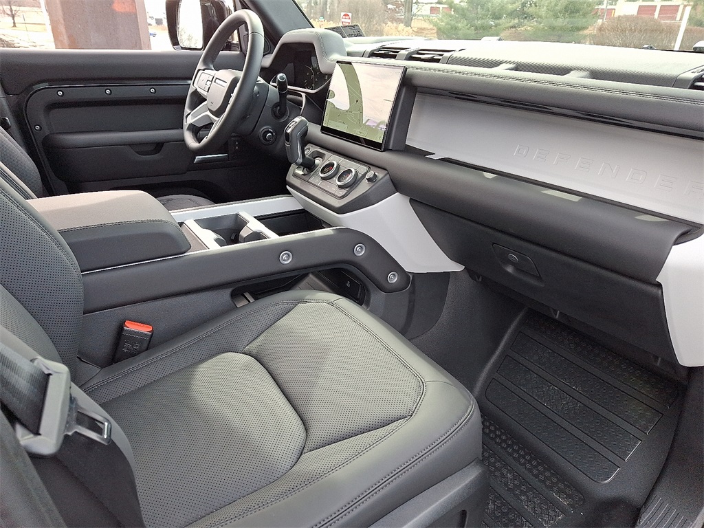 2025 Land Rover Defender 110 S photo 4