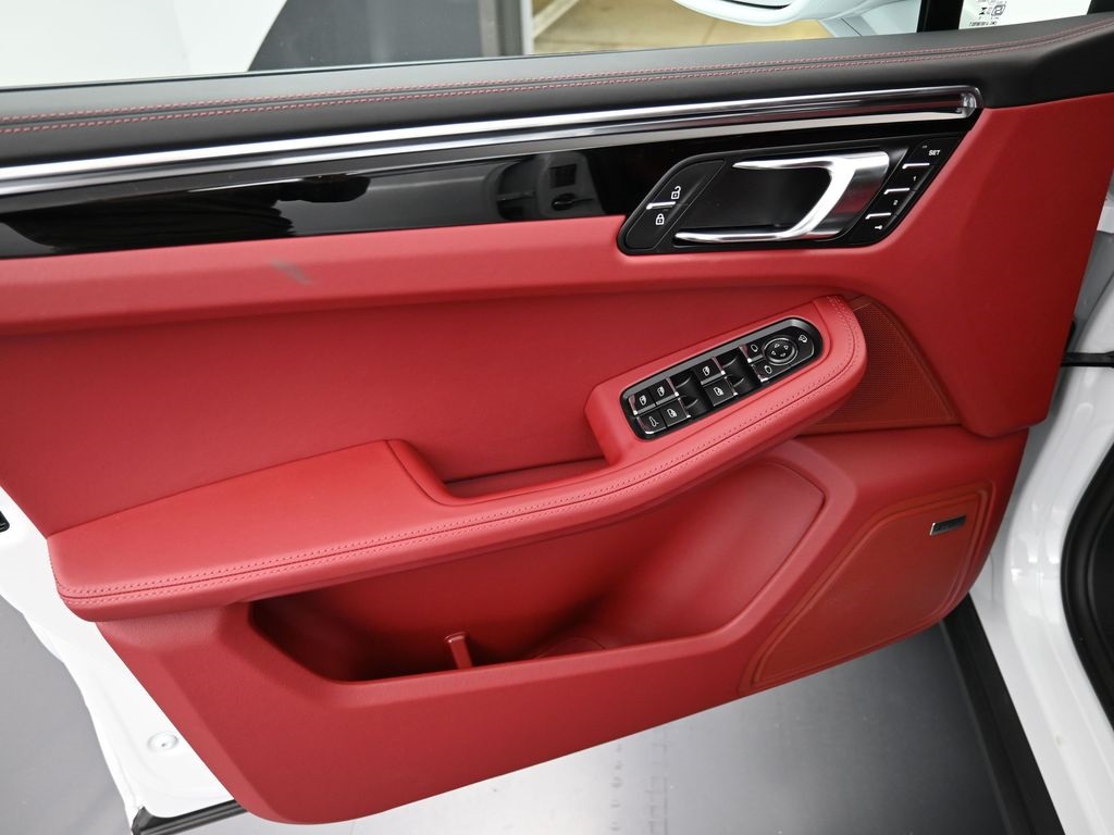 2026 Porsche Macan T photo 18