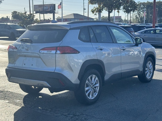 2023 Toyota Corolla Cross LE photo 3