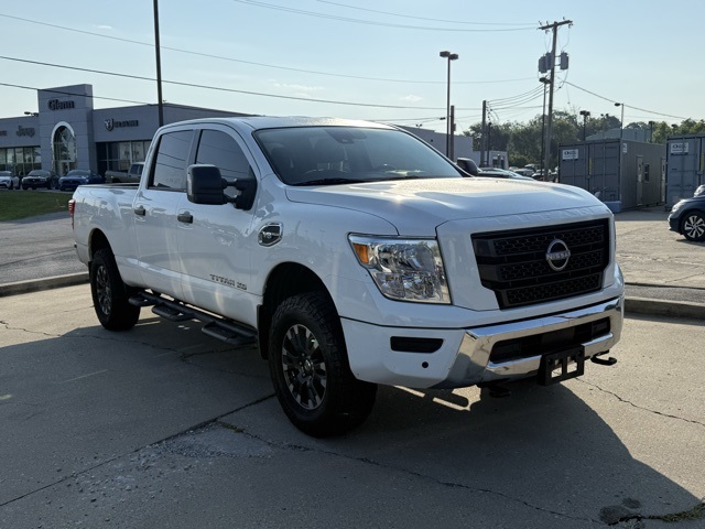 2023 Nissan Titan SV photo 3