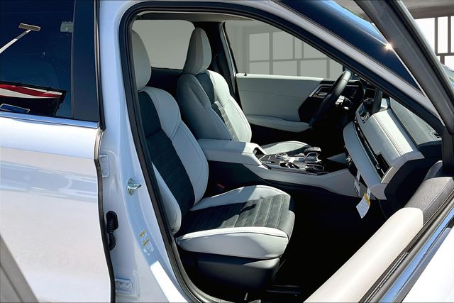 2025 Mitsubishi Outlander SE photo 10