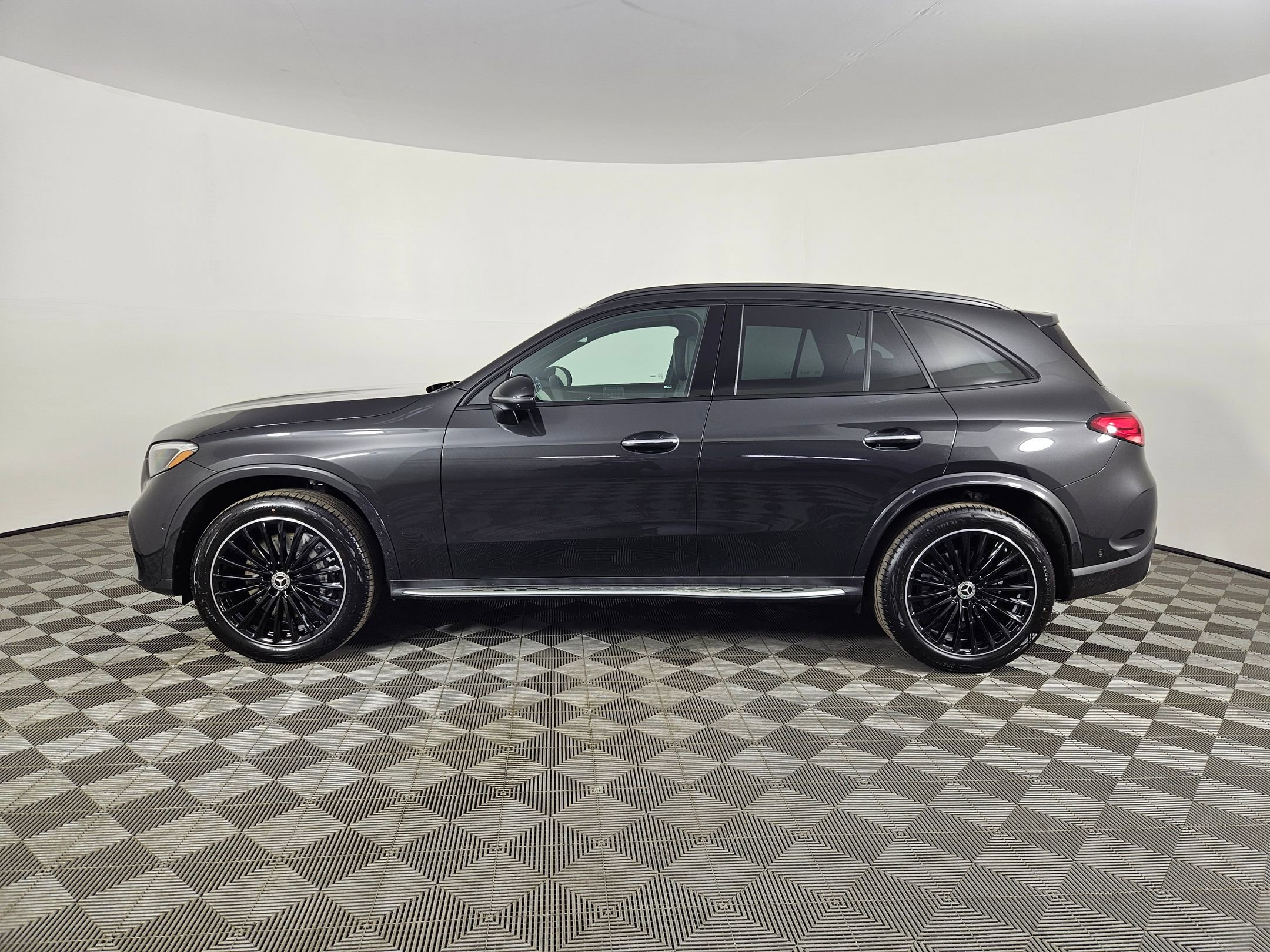 2025 Mercedes Benz GLC 300 4MATIC photo 2