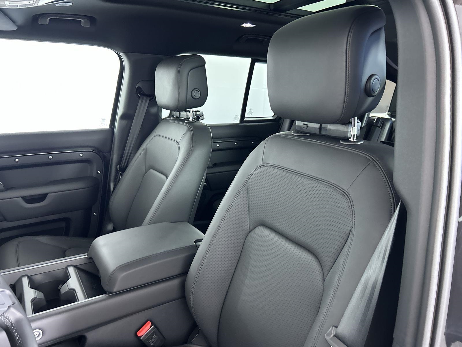 2025 Land Rover Defender 130 X-Dynamic SE photo 24