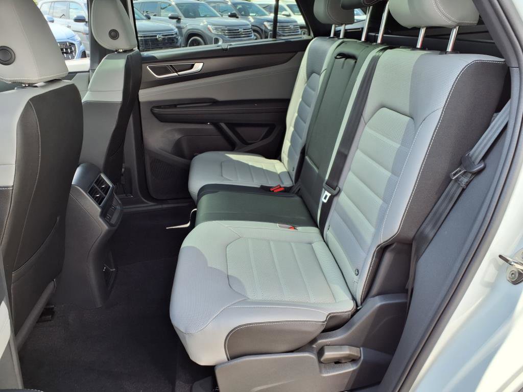 2025 Volkswagen Atlas Cross Sport SEL R-Line photo 6