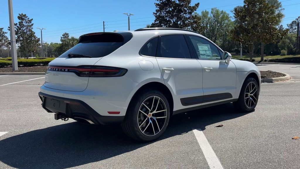 2025 Porsche Macan Base photo 8