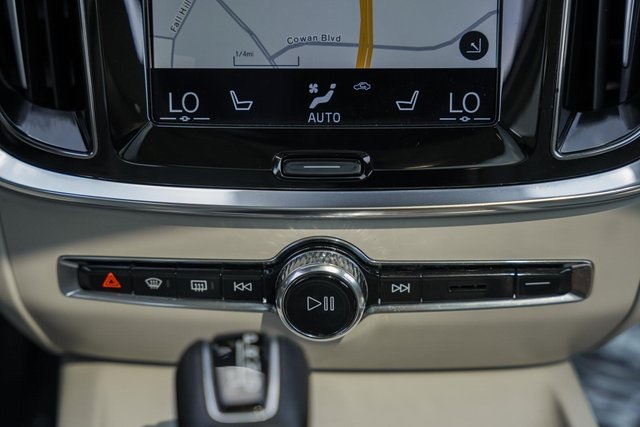 2021 Volvo S60 Momentum photo 23