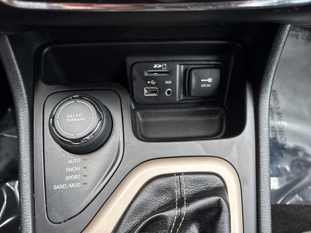 2016 Jeep Cherokee Altitude photo 10