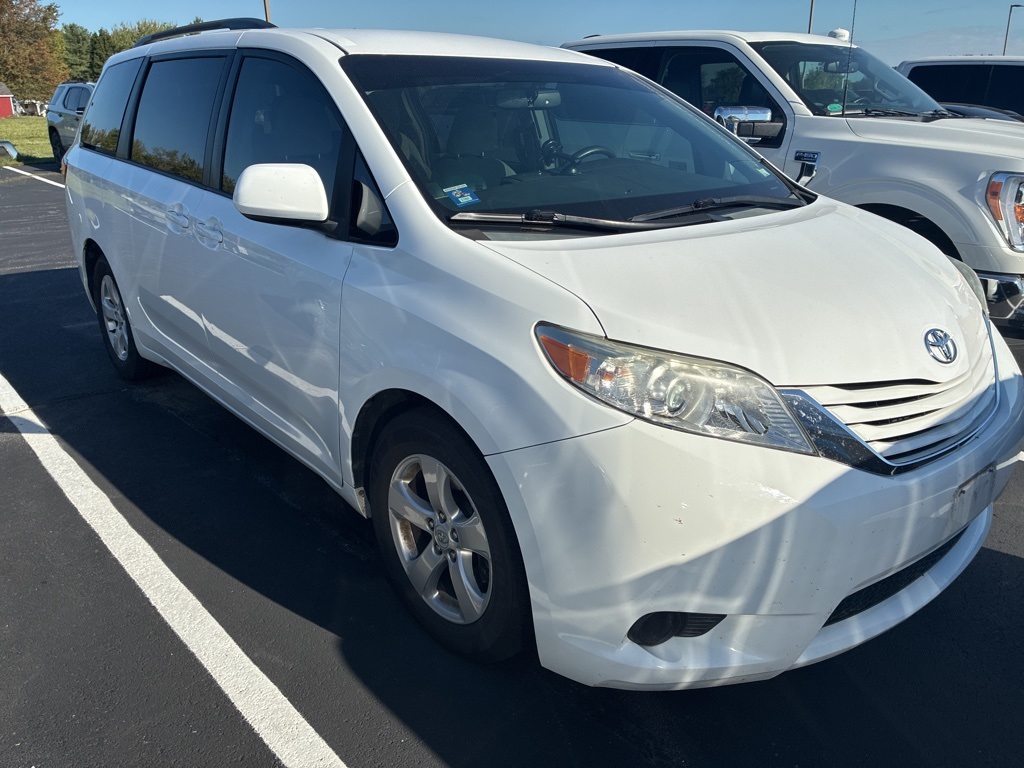 2015 Toyota Sienna L photo 2