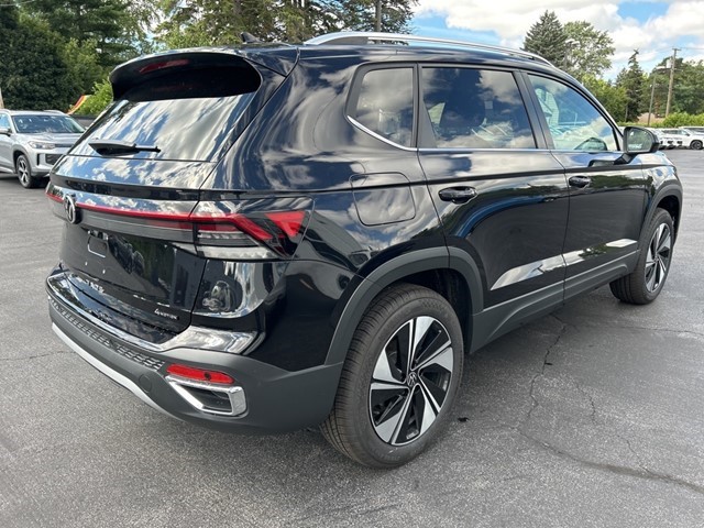 2025 Volkswagen Taos SE photo 4