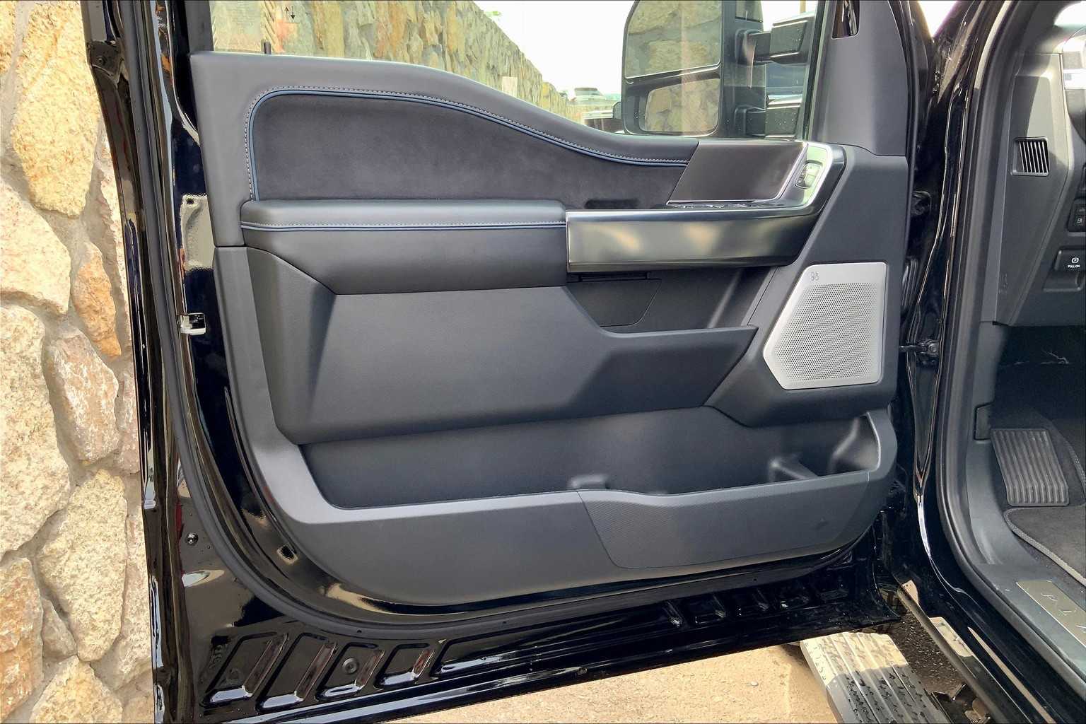 2025 Ford F-150 Platinum photo 19