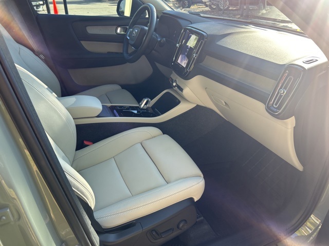 2025 Volvo XC40 Plus photo 18