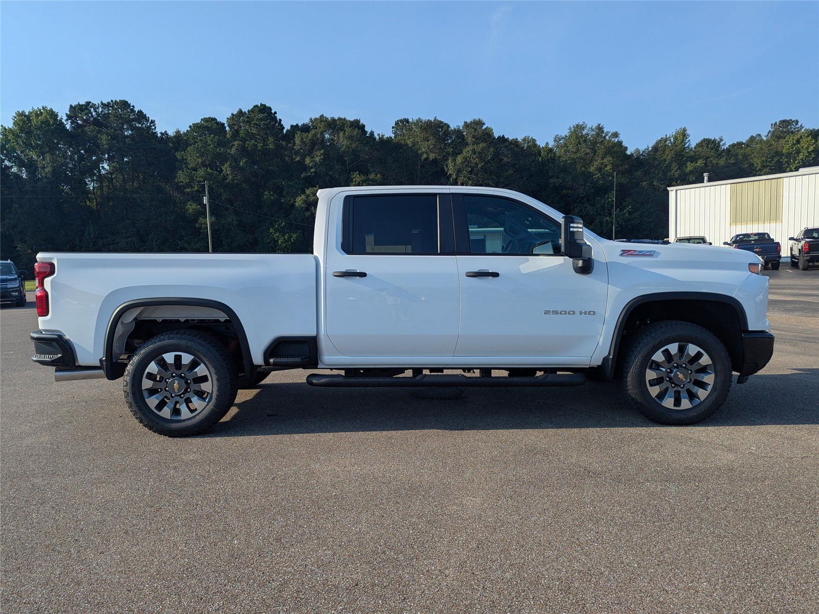2025 Chevrolet Silverado 2500HD Custom photo 2
