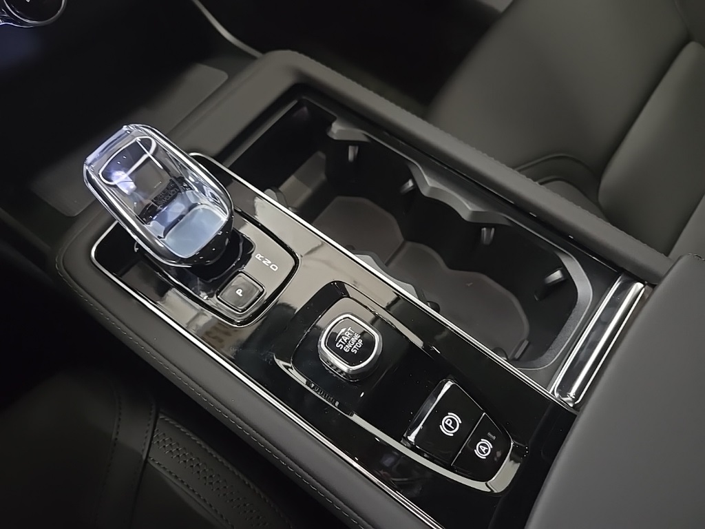 2026 Volvo XC90 Plus photo 17