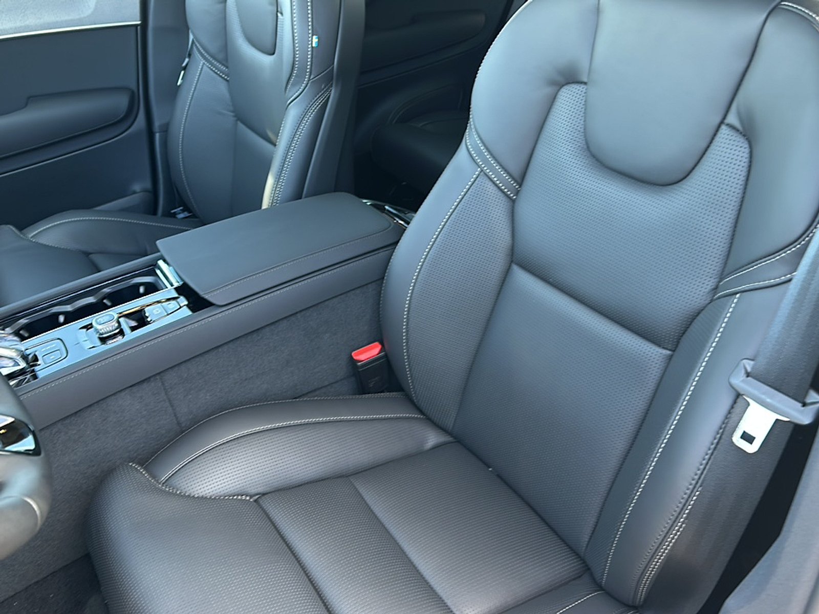 2025 Volvo XC90 T8 photo 2