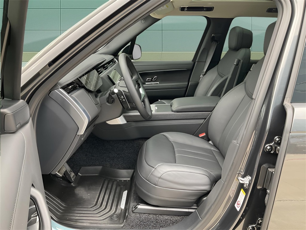 2025 Land Rover Range Rover SE photo 8