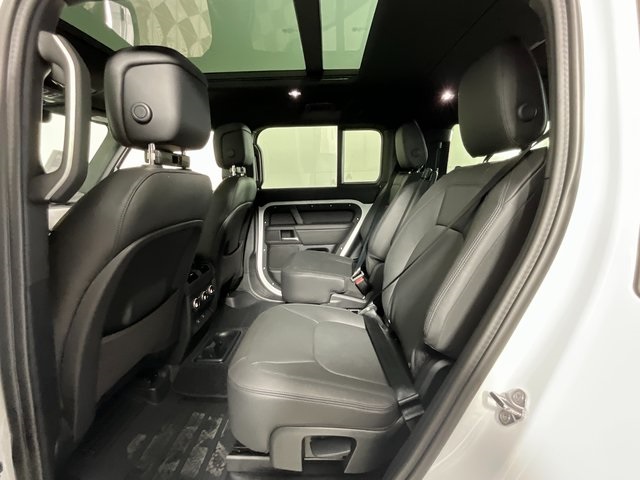 2025 Land Rover Defender 130 X-Dynamic SE photo 9