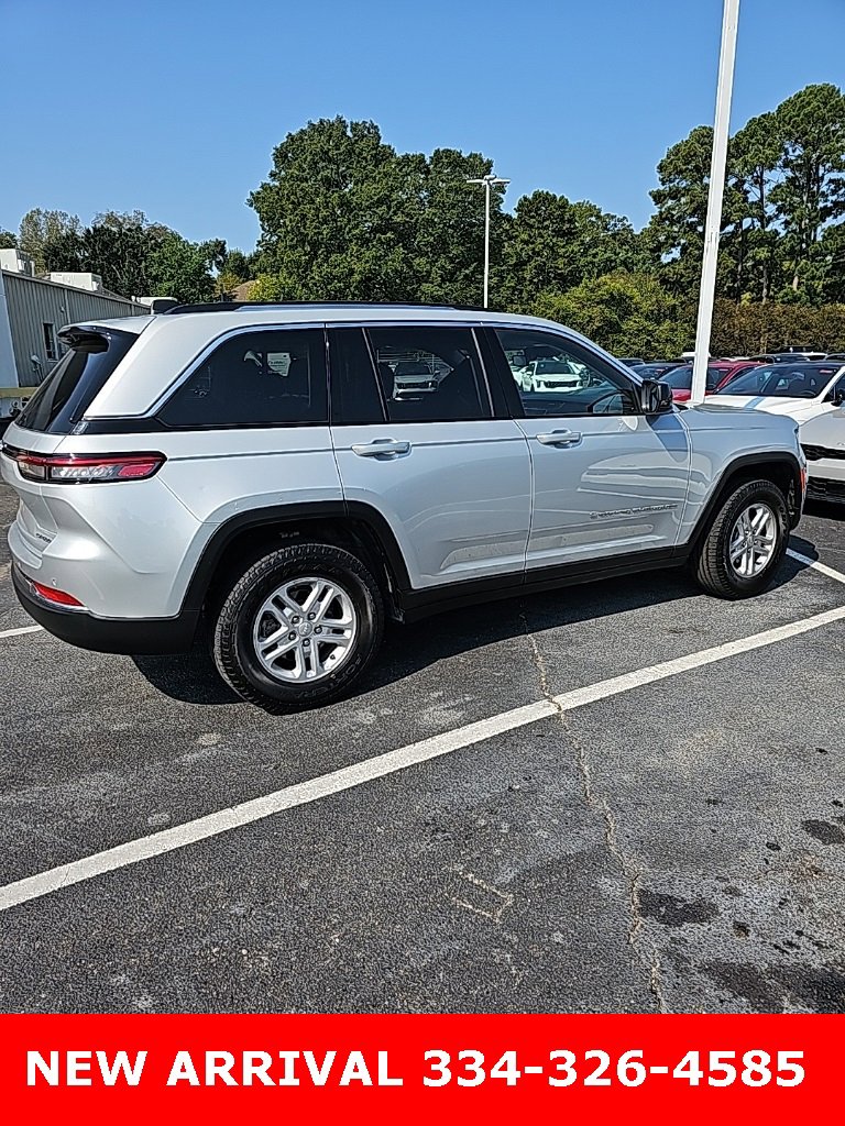 2023 Jeep Grand Cherokee Laredo photo 2