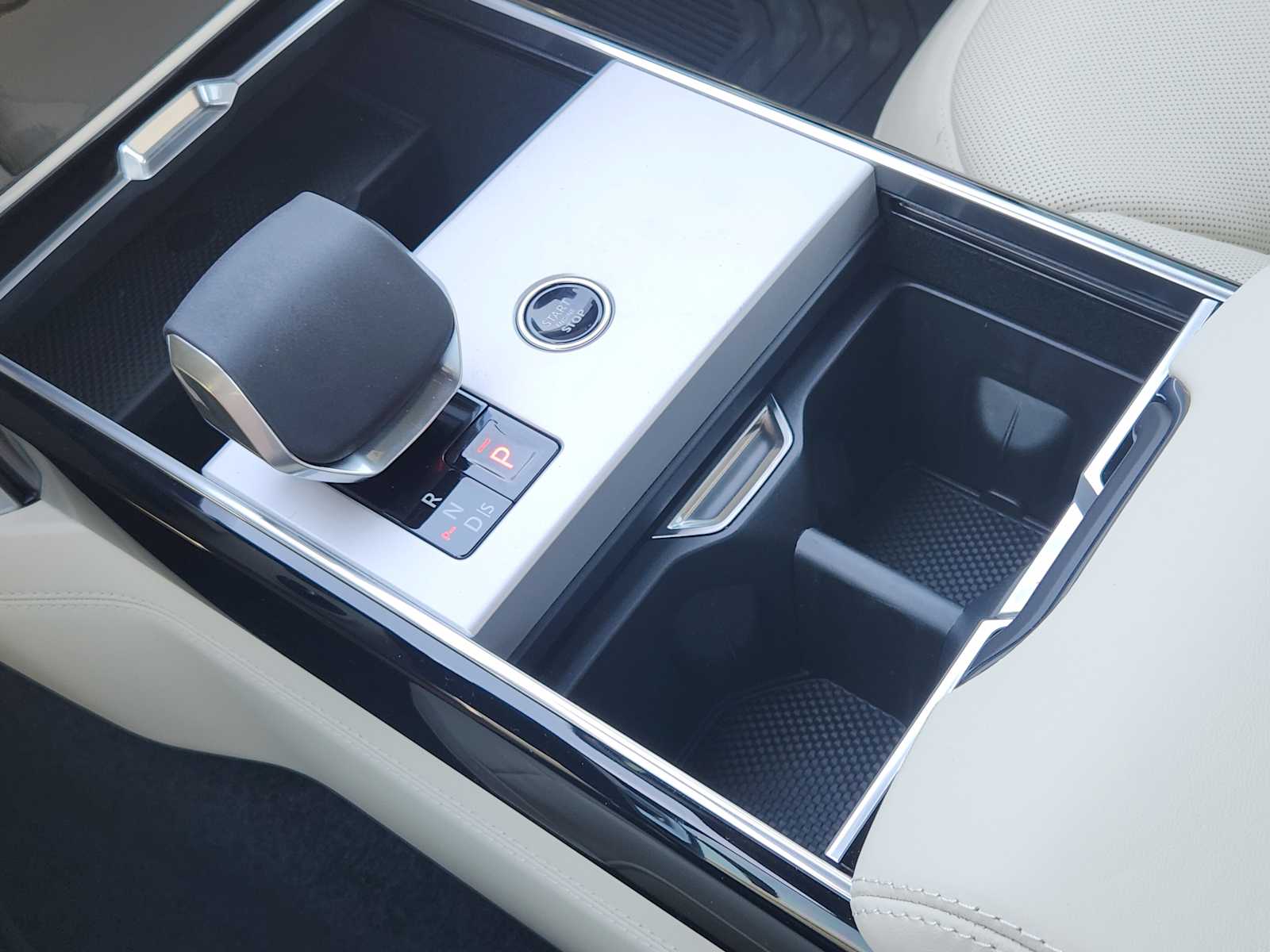 2025 Land Rover Range Rover SE photo 16