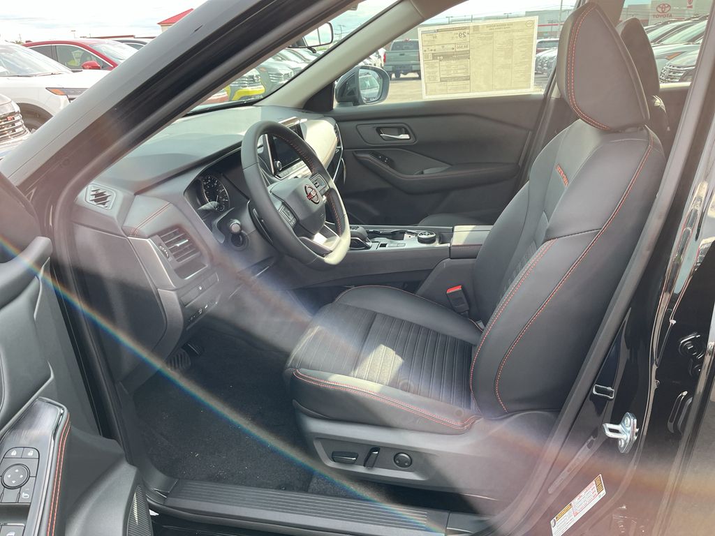2026 Nissan Rogue SV photo 4