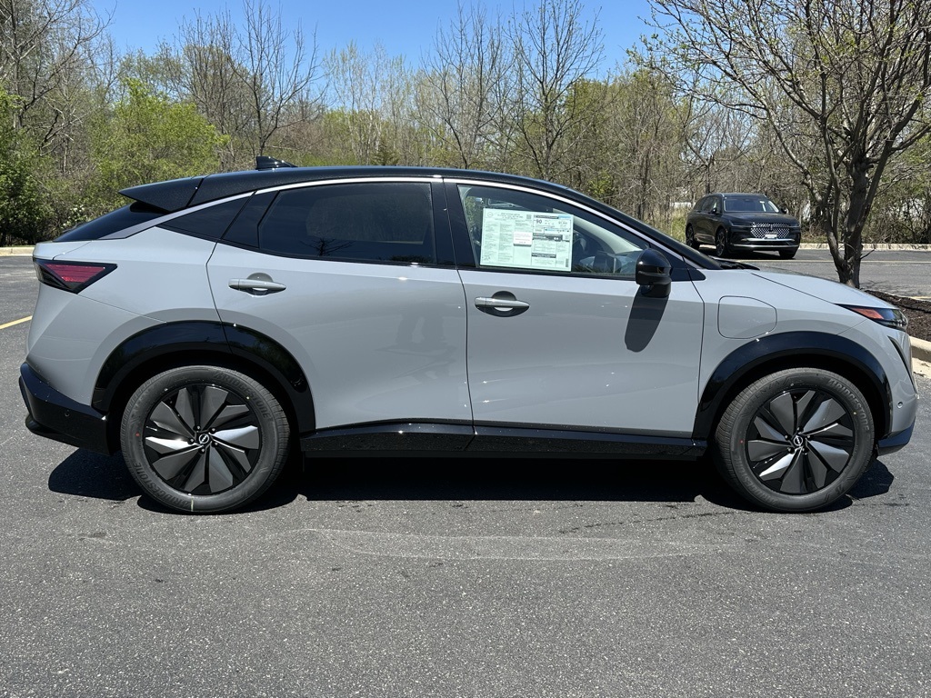2025 Nissan ARIYA Platinum photo 3