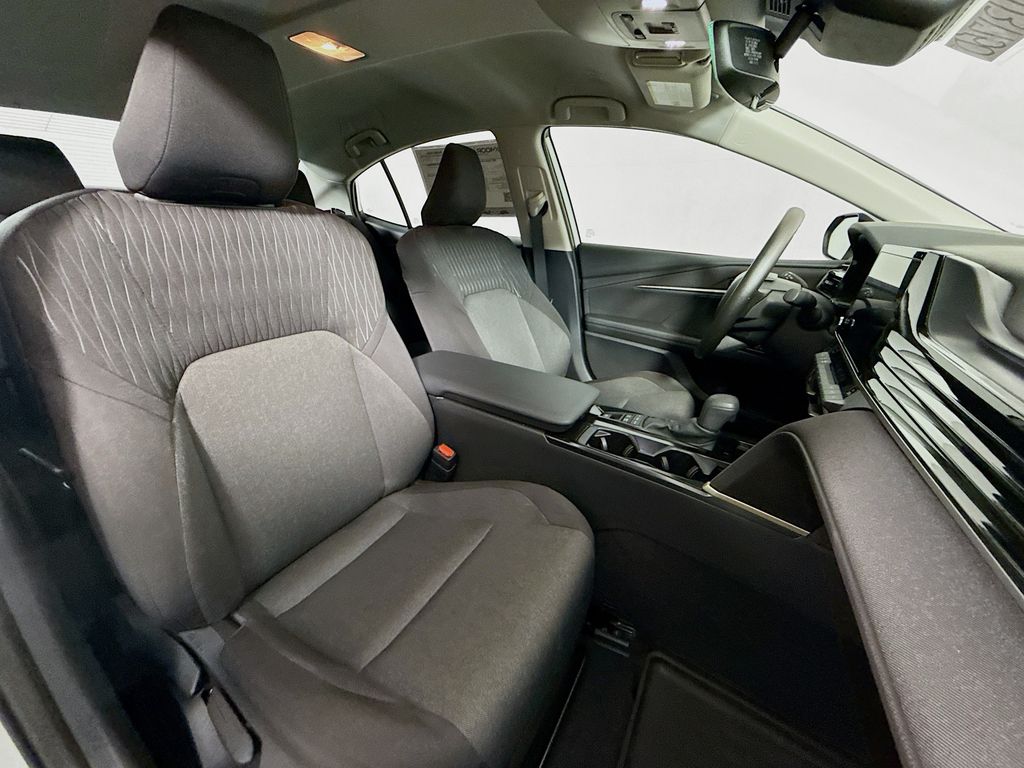 2025 Toyota Camry Hybrid LE photo 25